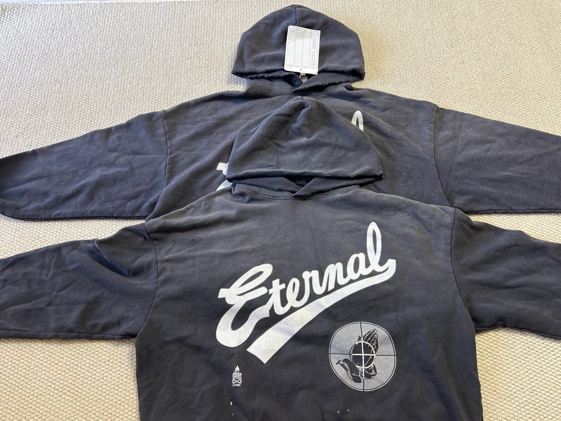 Pattern vs original SAINT Mxxxxxx × FEAR OF GOD FG_HOODIE/SNT OF GOD/BLK FOG joint model ETERNAL praying crosshair distressed hoodie. Washed black S-XL This season's hot and super popular joint model. The original version is the same. Spring and summer thin fabrics are comfortable on the upper body. The BOXY version with short fat and wide shoulder line is a fashion favorite. It has a high-end feel. Heavy washing and water fading technology. The horse is repositioned. Too much wear and damage and graffiti treatment. Correct version FOG co-branded main mark/wash mark/little angel mark